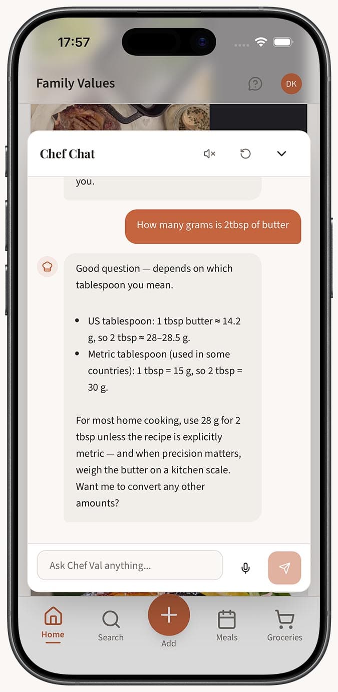 Chef Val proporcionando una conversión de medidas con contexto útil sobre las diferencias de peso entre ingredientes